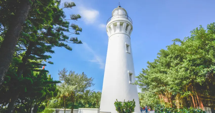 ▲白沙岬燈塔曾被票選為「台灣歷史建築百景」之一,純白塔身佇立在藍天下,典雅又帶有濃厚歷史感。