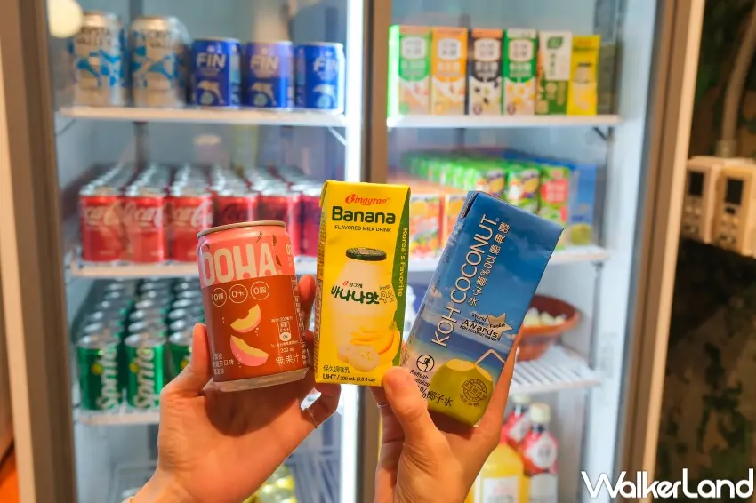 ▲TSUTAYA BOOKSTORE松菸店SHARE LOUNGE冰箱備有小美冰淇淋、韓國香蕉牛奶與優格等飲品。(攝影:張人尹)