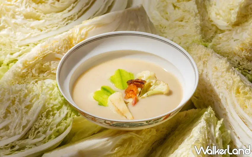 ▲滿月樓姜家茶金宴中的「白菜四神濃湯」,以蓮子、芡實、薏仁與淮山入饌,湯體綿密細緻,演繹客家補氣養生飲食哲學 。圖/煙波國際觀光集團提供;窩客島編輯李維唐整理