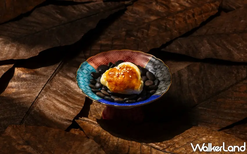 ▲滿月樓姜家茶金宴中的「紅糟肉燒餅」,以手製紅糟肉餡結合中式酥餅工序,呈現外酥內潤的傳統風味 。圖/煙波國際觀光集團提供;窩客島編輯李維唐整理