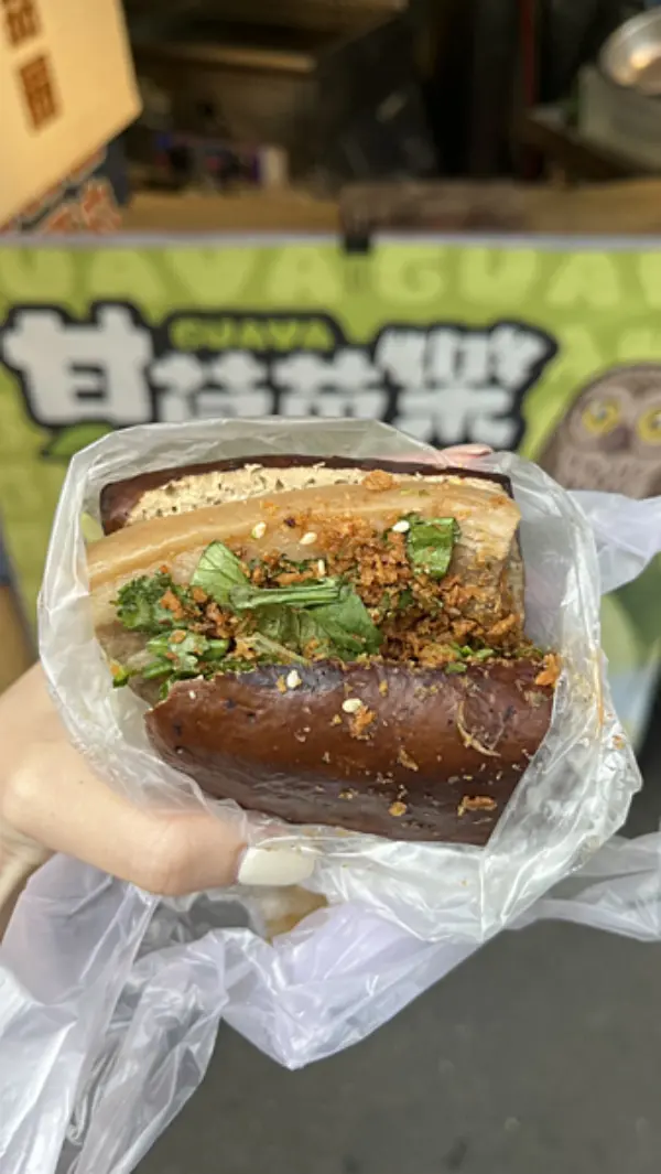▲日月潭伊達邵商店街小吃！東東刈包以滷得超入味的茶香豆干取代刈包皮，包入扣肉、酸菜、小黃瓜絲、黃豆豆酥。(攝影：部落客 愛麗絲的奇幻旅程)