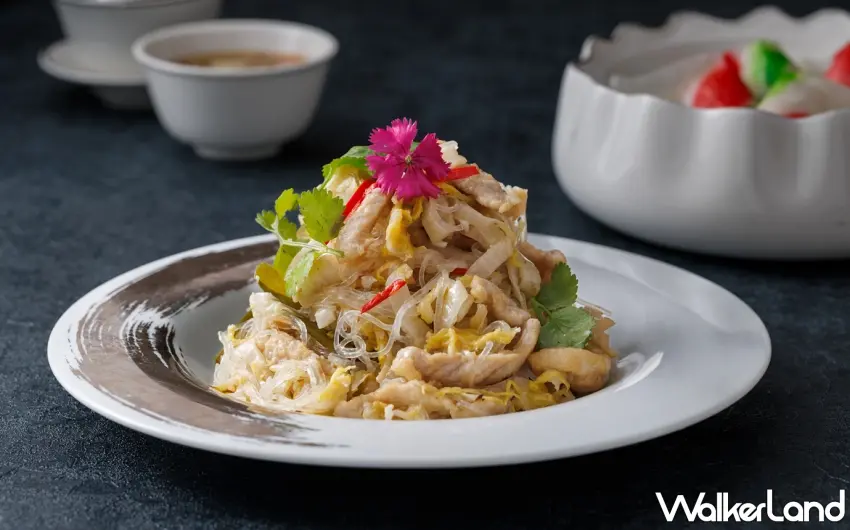 ▲凱華樓新菜單中的「東北酸白菜豬肉絲」酸爽明亮,具開胃效果。 圖/JR東日本大飯店台北提供;窩客島整理