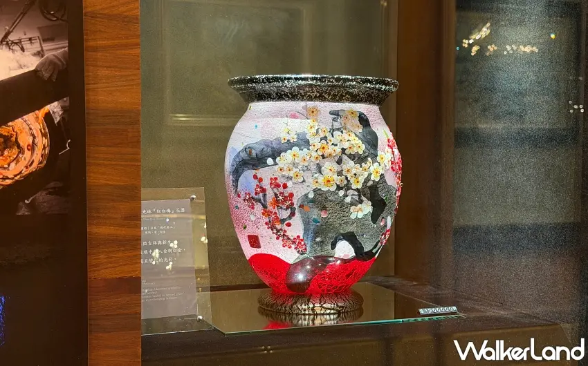 ▲《紅白梅》花器以盛放寒冬的梅花象徵希望與新生，透過金箔、白金箔與玻璃交織出絢麗層次。圖／高雄漢來大飯店提供；窩客島編輯李維唐整理