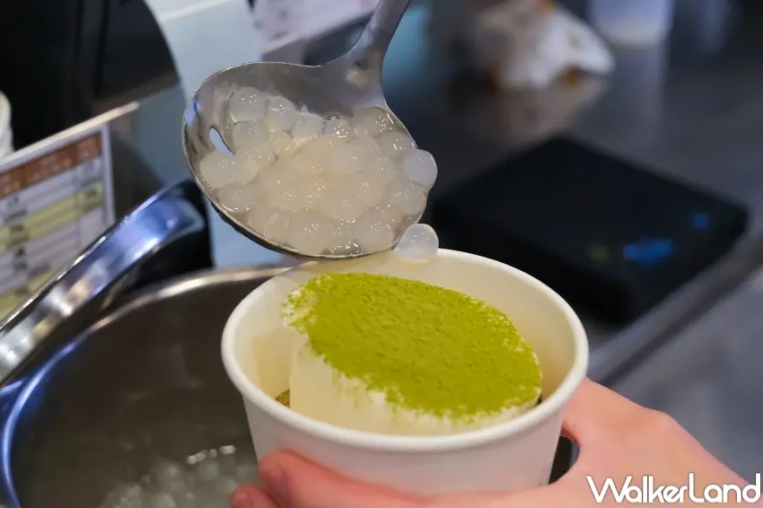 ▲可不可熟成茶行「生茶白玉冰淇淋」回歸開賣,讓粉絲邊散步邊吃冰感受茶香與奶香層次。(攝影:張人尹)