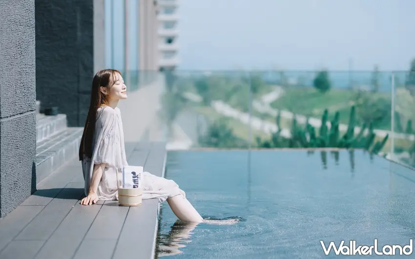 ▲旅人坐在具有開闊視野的戶外足湯席位,一邊享受溫熱的泉水,一邊將絕美海景與夏日綠意盡收眼底。圖/星野集團提供;窩客島整理