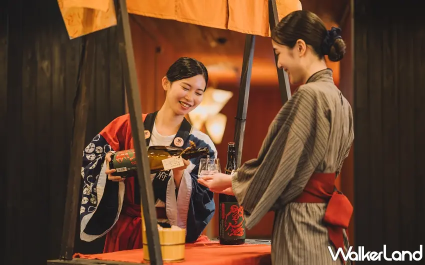 ▲穿著和服的工作人員於復古燒酎屋台前,親切地為旅客斟上極具在地特色的風味飲品。圖/星野集團提供;窩客島整理