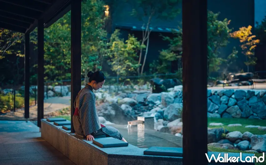 ▲旅人換上浴衣在「界奧飛驒」的足湯廊道靜坐,感受拂過肌膚的涼風與流動溫泉帶來的靜謐時光 。圖/星野集團提供;窩客島整理