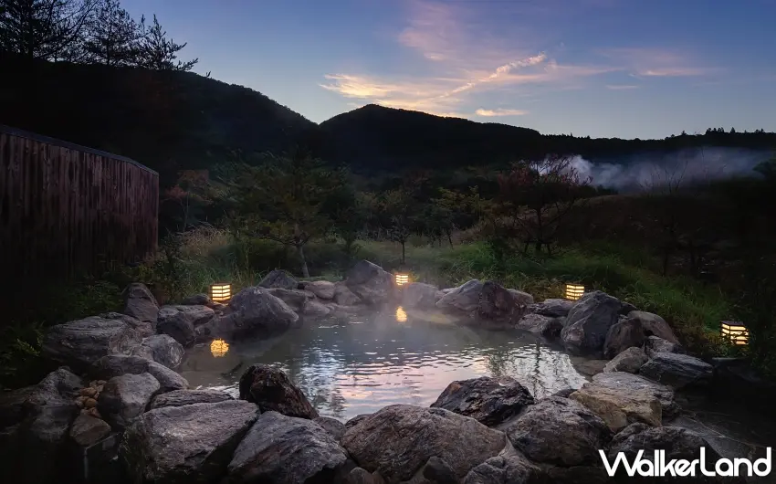 ▲暮色下的「界雲仙」大浴場露天風呂,讓賓客在強酸性的乳白色名湯中,遠眺雲仙地獄壯麗的自然景致 。圖/星野集團提供;窩客島整理