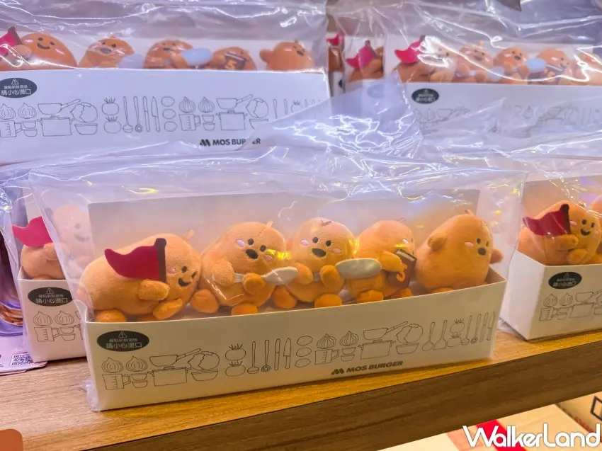 ▲摩斯漢堡會員可用摩斯金點加價449元兌換雞塊兄弟吊飾，速食控準備開收。（攝影：張人尹）