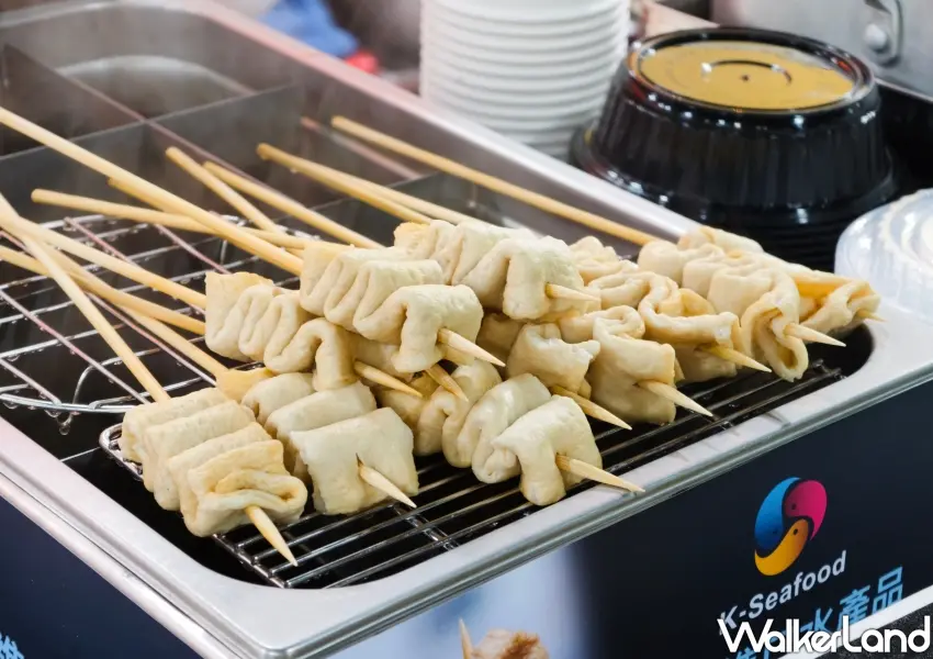 ▲超吸睛的韓國街頭美食魚板串現點現吃,口感扎實Q彈且充滿鮮甜海味,讓人一秒瞬移到首爾路邊攤。(攝影:鄭雅之)
