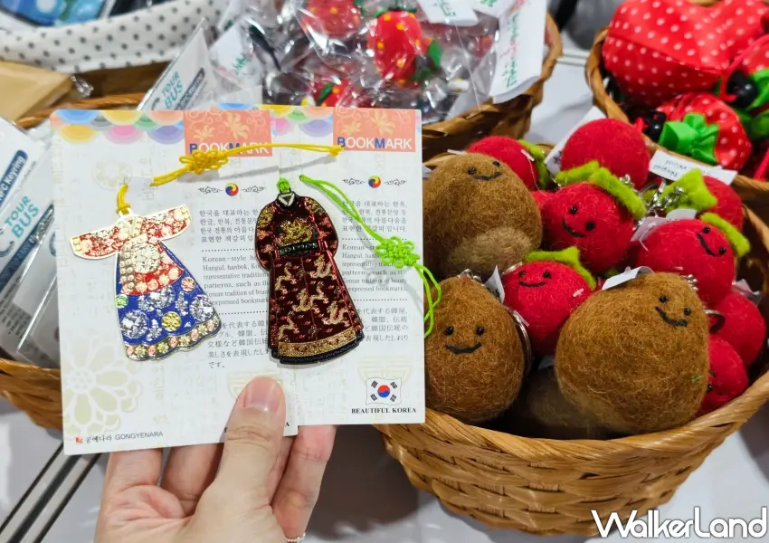 ▲現場攤位只要完成指定任務,即可獲得韓服造型書籤與多款手工羊毛氈小吊飾等小禮物。(攝影:鄭雅之)