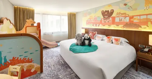 暑假親子飯店首選！台北喜來登「動物森林」主題房開箱，溜滑梯與12廚早餐一站式體驗。