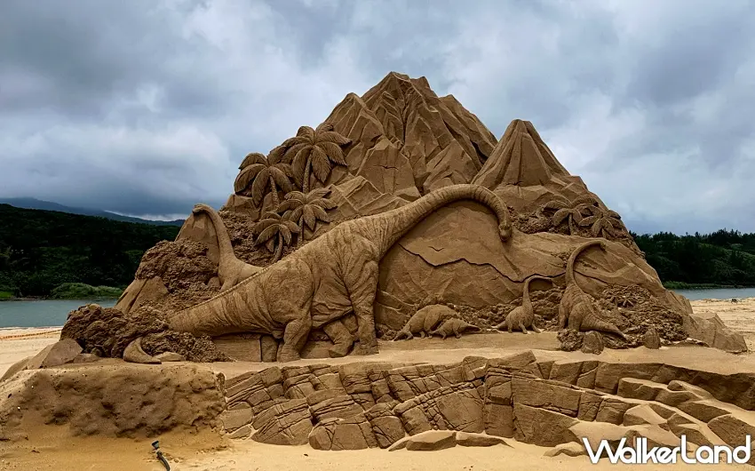 ▲2026福隆國際沙雕藝術季重現《侏羅紀世界》壯闊場景,巨型恐龍於金黃沙灘震撼登場 。圖/福容大飯店提供;窩客島整理