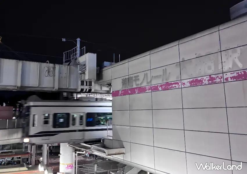 ▲湘南單軌列車懸掛於半空中行駛,車體在城市與山林間漂浮穿梭,充滿濃厚科幻感。