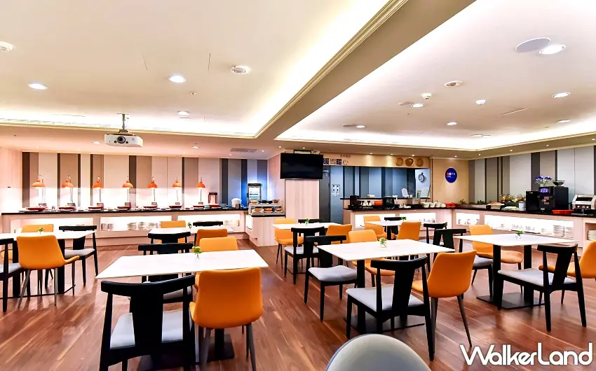 ▲預訂住房專案的旅客可於翌日享用豐富的自助早餐,用餐環境結合橙藍色調與橡木材質,營造沉溫暖氛圍 。圖/臺北車站智選假日酒店提供;窩客島編輯李維唐整理