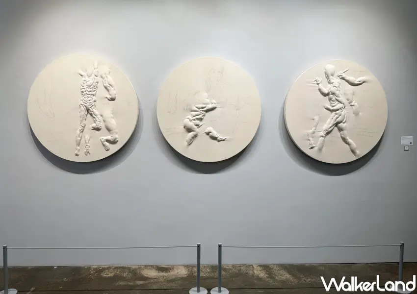 ▲華山免費展覽作品!威古納‧瓦拉薩拉《向米開朗基羅致敬》以立體雕塑呈現人物姿態。(攝影:鄭亦庭)