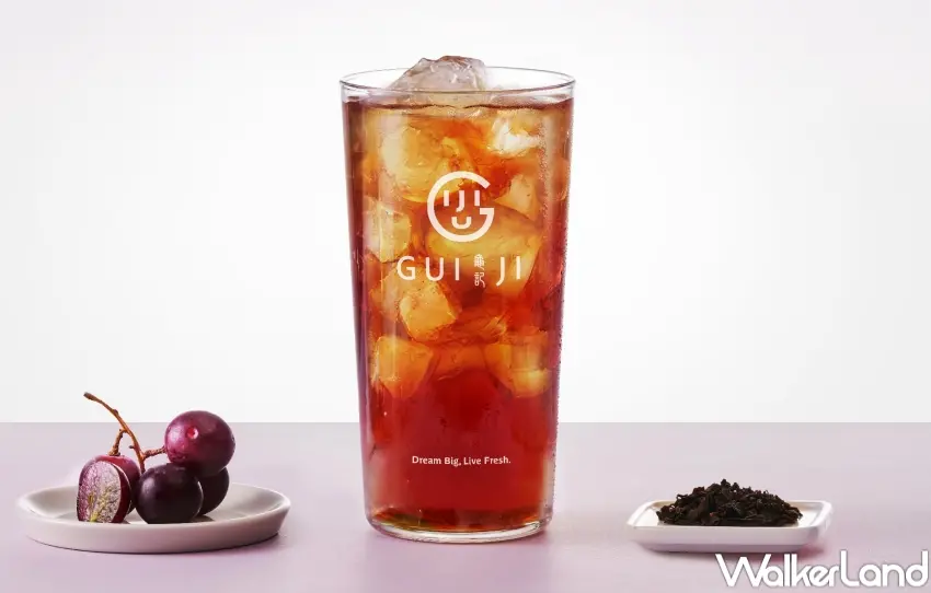 ▲龜記新品「紫葡三韻紅」主打三韻紅萱茶底,讓葡萄果香與茶韻更加明顯。