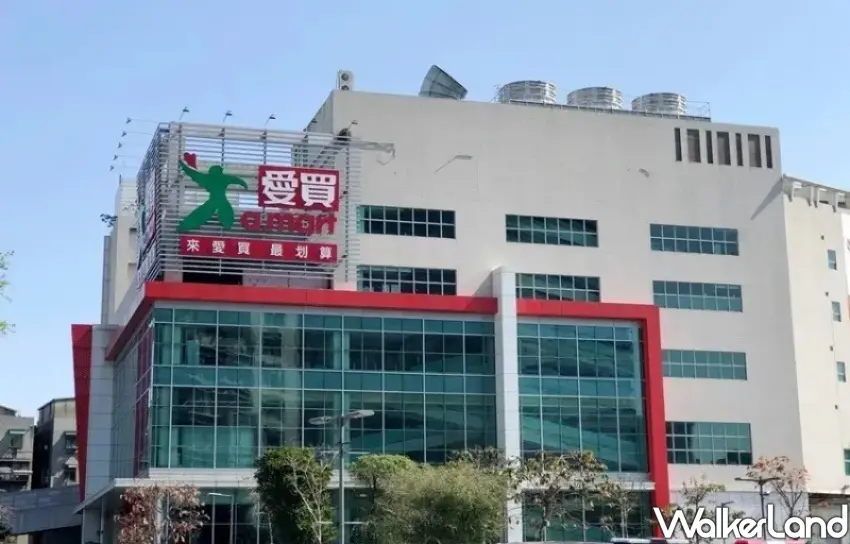 ▲愛買量販店報稅月推優惠,吸引許多精打細算的小資族,前來搶購抗漲民生日常生活用品。