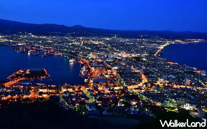 ▲名列世界三大夜景的北海道函館山百萬夜景，是今年夏季浪漫星空雙溫泉行程的重頭戲。圖／易飛旅遊提供；窩客島整理