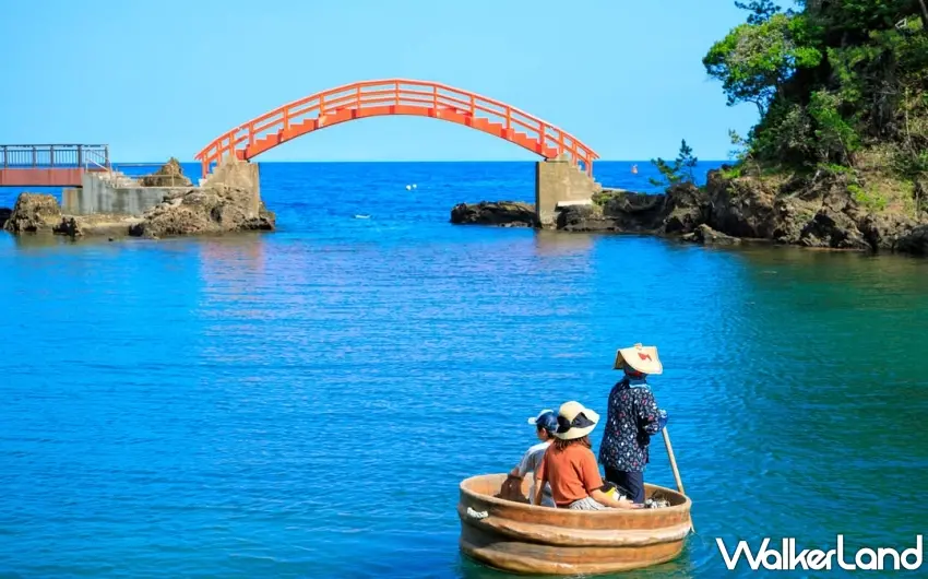 ▲日本新潟縣佐渡島小木港的划盆舟體驗，完美重現動畫神隱少女中的經典奇幻場景。圖／易飛旅遊提供；窩客島整理