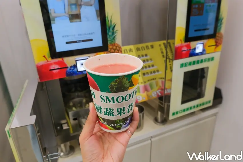 ▲7-ELEVEN愿秀門市導入智能果昔機與不可思議茶BAR，超過30款現調飲品同步登場。（攝影：張人尹）