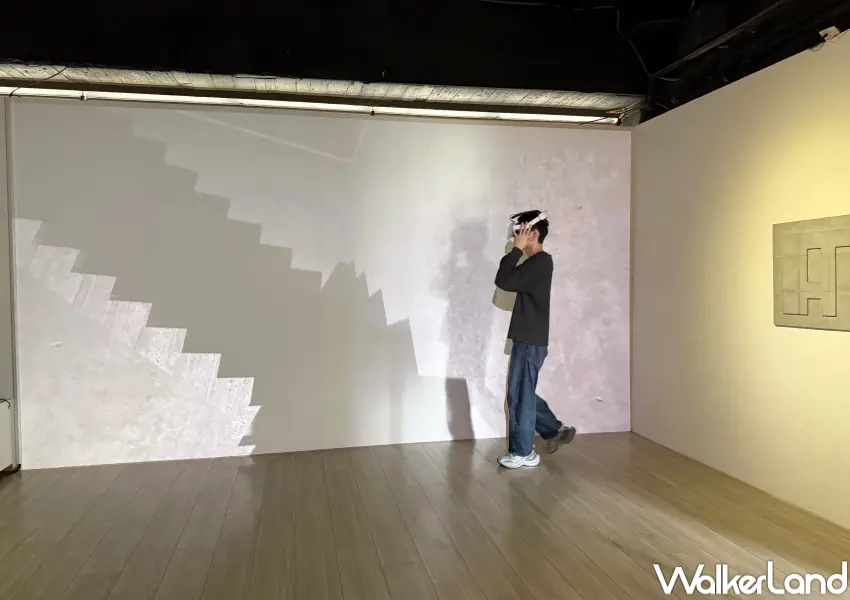 ▲板橋免費展覽VR互動展區！VR互動作品《上升》，大家戴上VR裝置後，可以體驗空間向上延展的感知。(攝影：鄭亦庭)
