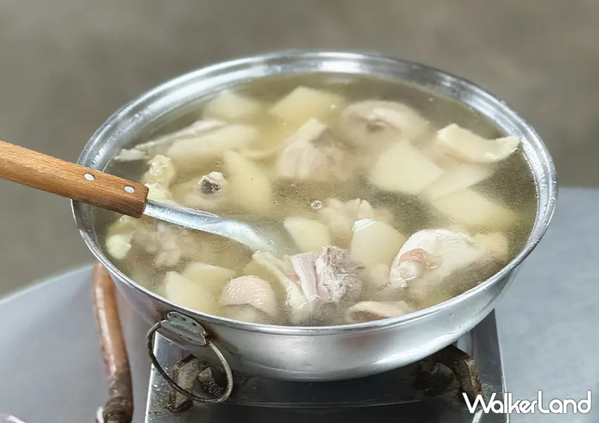 ▲萬里美食「安安土雞城」推薦菜單:竹筍雞湯(攝影:蕭芷琳)