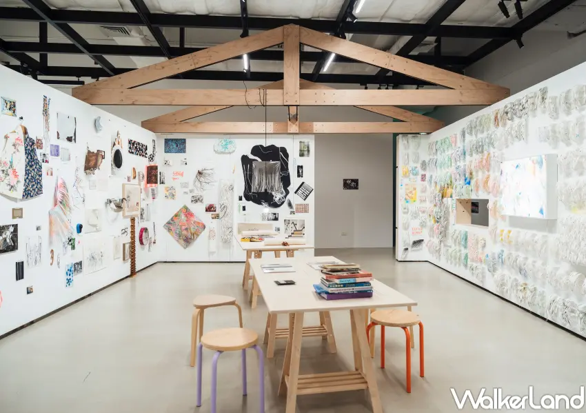 ▲新美館免費展覽展出劉文瑄〈塗畫小屋〉,並設有主題選書區,「米奇巴克」兒童出版社進行藝術選書。(新北市美術館提供,攝影:透島影業)
