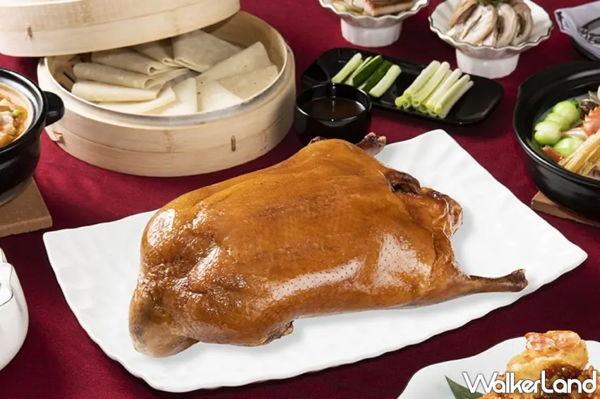 ▲凱華樓中華料理以招牌黃袍北京烤鴨三吃搶攻暑假餐飲商機,歷經繁複工序烘烤出油亮酥脆的極致口感,旅展優惠價2680元。圖/JR東日本大飯店台北提供;窩客島編輯李維唐整理