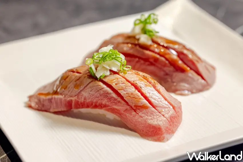 ▲饗饗、旭集、URBAN PARADISE推出「炙燒黑鮪魚中腹握壽司」，主打炙燒香氣與油脂口感。