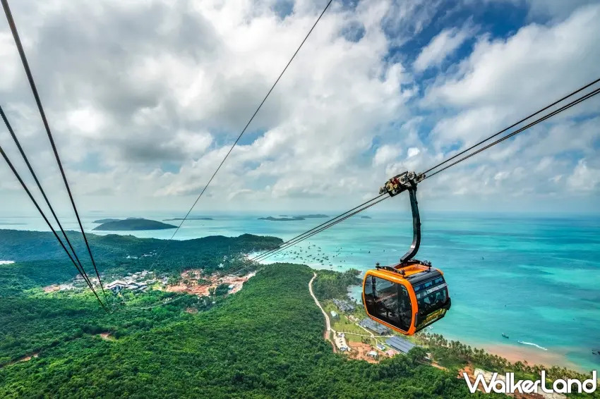 ▲越南富國島主打360度全景跨海纜車，帶領旅客從高空俯瞰蔚藍無際的清澈海景與熱帶島嶼的壯麗風光。圖／可樂旅遊提供；窩客島編輯李維唐整理