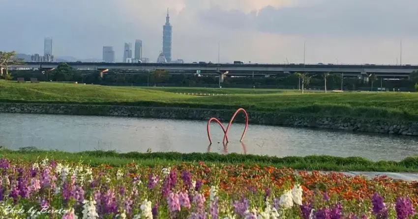 ▲「美堤河濱公園」擁有遼闊草地與絕佳河景視野,野餐時還能欣賞城市景色及飛機劃過天空的療癒畫面。