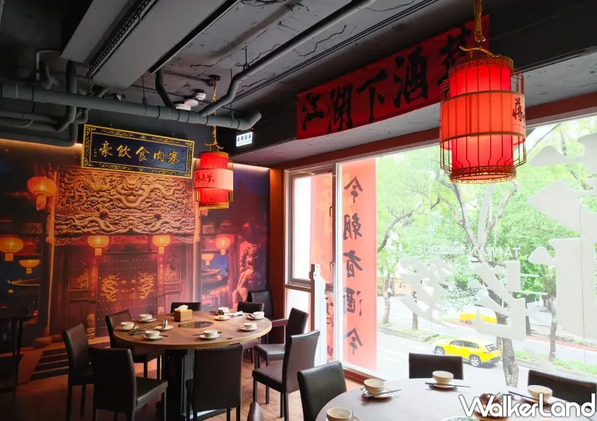 ▲俠客城寨風,大片落地窗能飽覽中山北路綠蔭,搭配江湖布條讓吃麻辣鍋體驗一秒變身大俠。(攝影:鄭雅之)