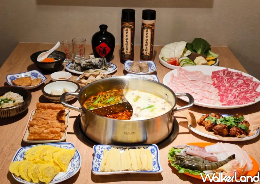 ▲豐富的桌邊限定熟食搭配特調招牌大俠酒,只要每人支付89元鍋底費就能享受神級麻辣鴨血無限續加。(攝影:鄭雅之)