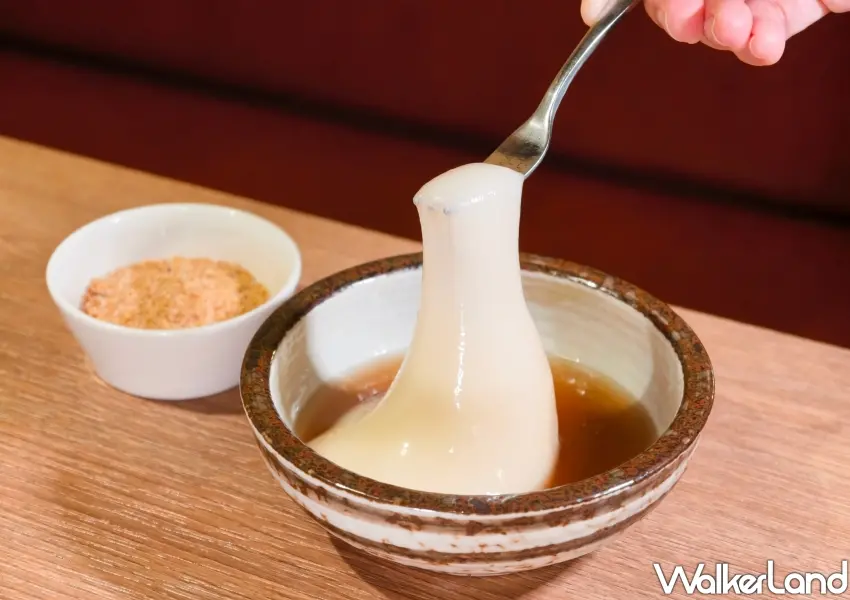 ▲餐後絕對不能錯過的新品甜點燒麻糬,軟Q且會牽絲,可以沾滿花生粉。(攝影:鄭雅之)