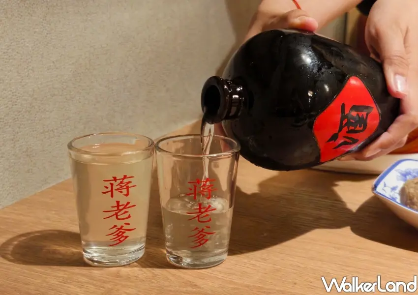 ▲配合俠客裝潢推出的限定特調「招牌大俠酒」,使用專屬中式酒壺盛裝,讓人用餐體驗一秒化身江湖大俠。(攝影:鄭雅之)