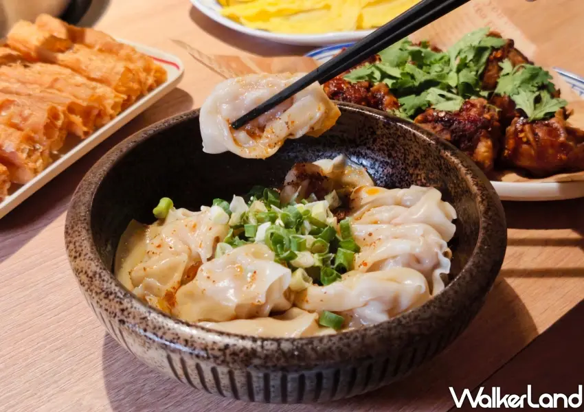 ▲中山店限定熟食「油潑辣子抄手」,是饕客開鍋前必點的熱門台式小菜。(攝影:鄭雅之)