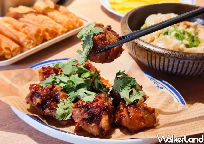 ▲全新登場的限定熟食「油潑辣子炸餛飩」,金黃酥脆的餛飩淋上特調麻辣醬汁,口感層次豐富超級下酒。(攝影:鄭雅之)