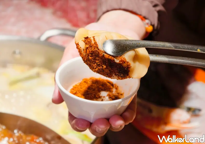 ▲每人限點一顆的超人氣招牌「麻辣餃」,沾上滿滿的專屬乾碟辣粉,爆汁香麻。(攝影:鄭雅之)