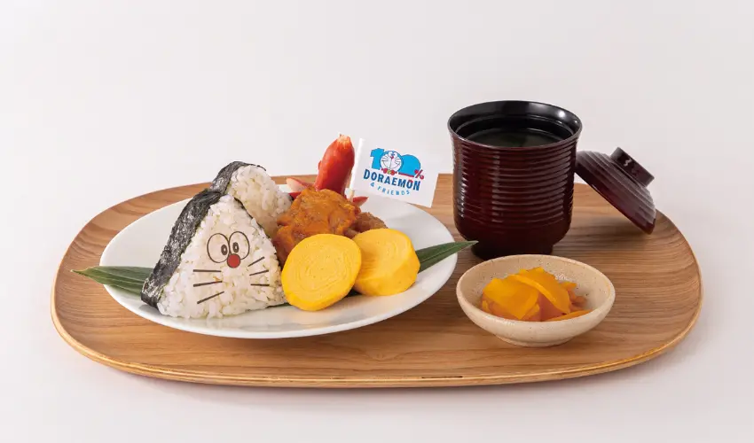 ▲內餡包裹著經典的鮭魚與鮪魚美乃滋,最適合當作輕食或早午餐享用。
