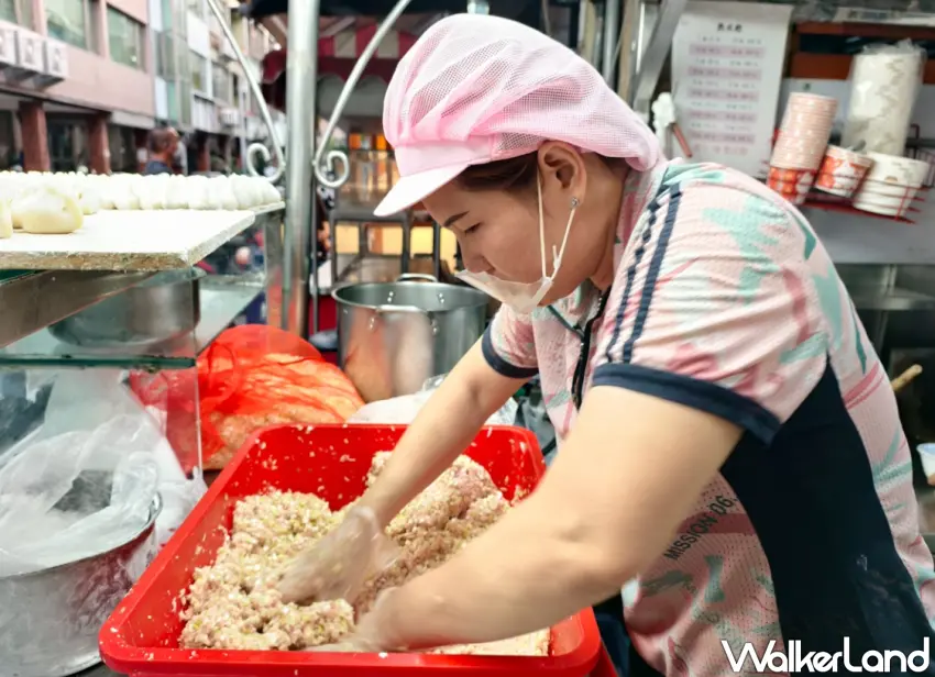 ▲于家水餃大王工作人員每半小時就得重新拌一次新的內餡。(美食好芃友提供)