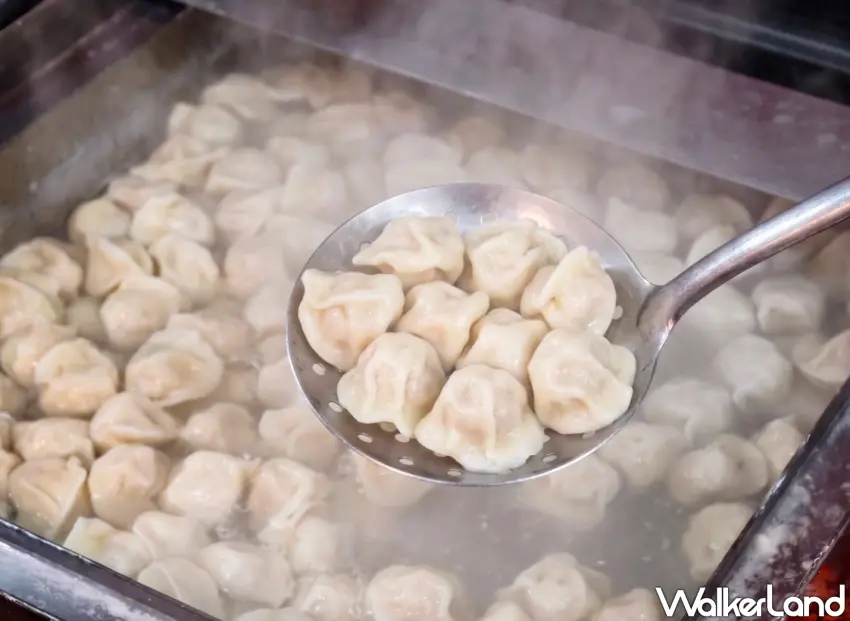 ▲煮水餃的工作人員將一盤盤水餃下鍋、煮滾、撈起。(美食好芃友提供)