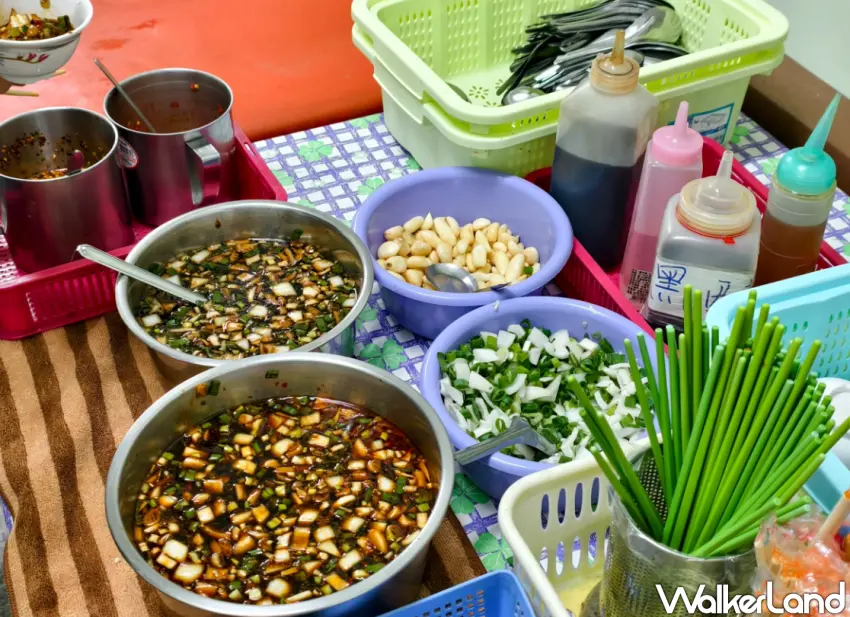 ▲「于家水餃大王」醬料區除了提供特製醬油,還能自行取用大塊生蒜頭與蔥花,讓大家依照自己喜好搭配水餃。(美食好芃友提供)