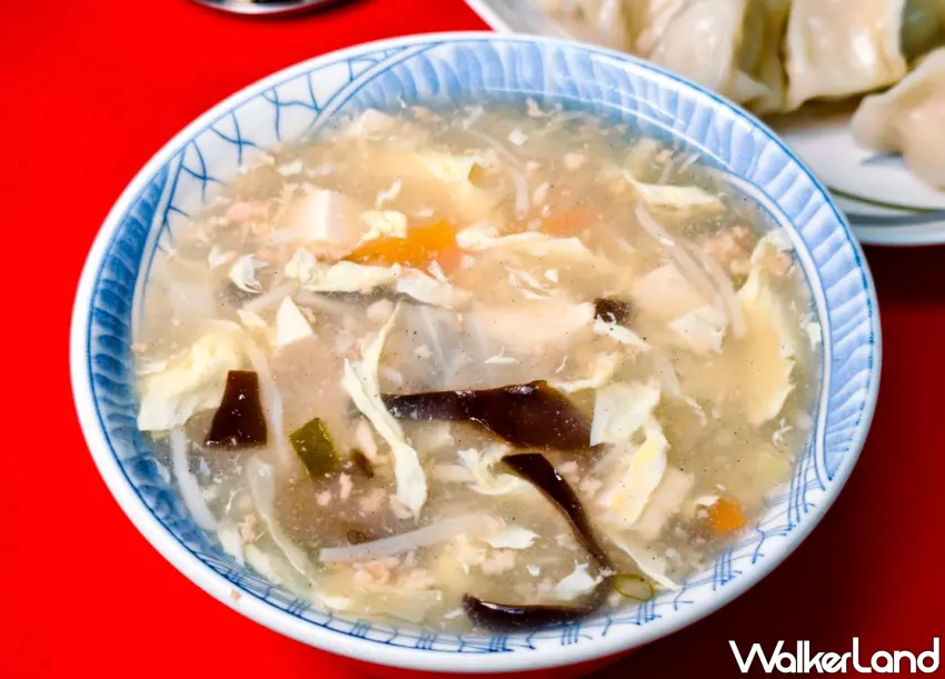 ▲酸辣湯走的是偏酸、不辣的路線,湯內還加入高麗菜,喝起來更像帶有酸香感的蔬菜湯。(美食好芃友提供)