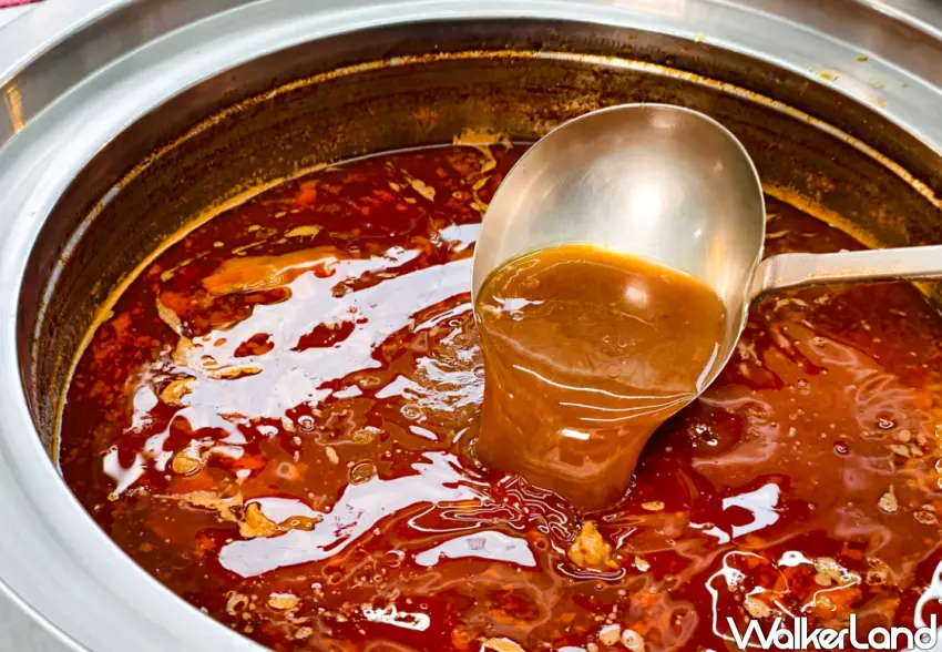 ▲招牌紅燒牛肉麵承襲老一輩傳承作法,以豆瓣醬、滷包與秘製醬汁長時間燉煮。(美食好芃友提供)
