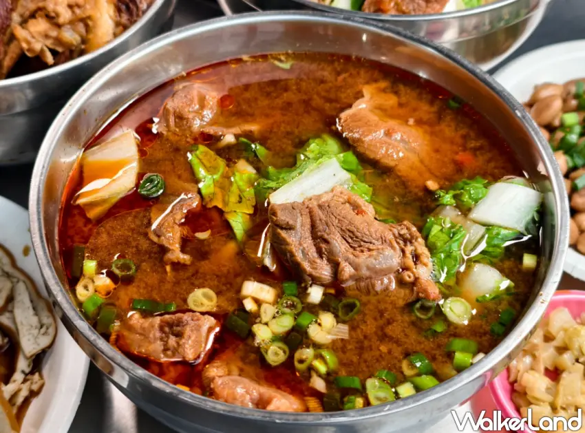 ▲「壳牛原汁牛肉麵」紅燒牛肉麵為必點招牌。(美食好芃友提供)
