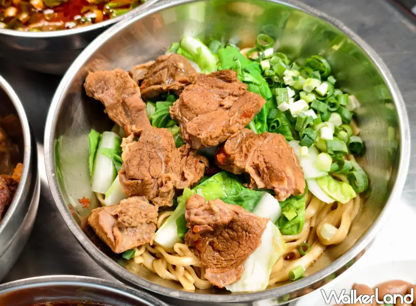 ▲「壳牛原汁牛肉麵」的牛肉拌麵,拌開瞬間即可聞到牛油與特調醬汁交織出的濃厚香氣。(美食好芃友提供)