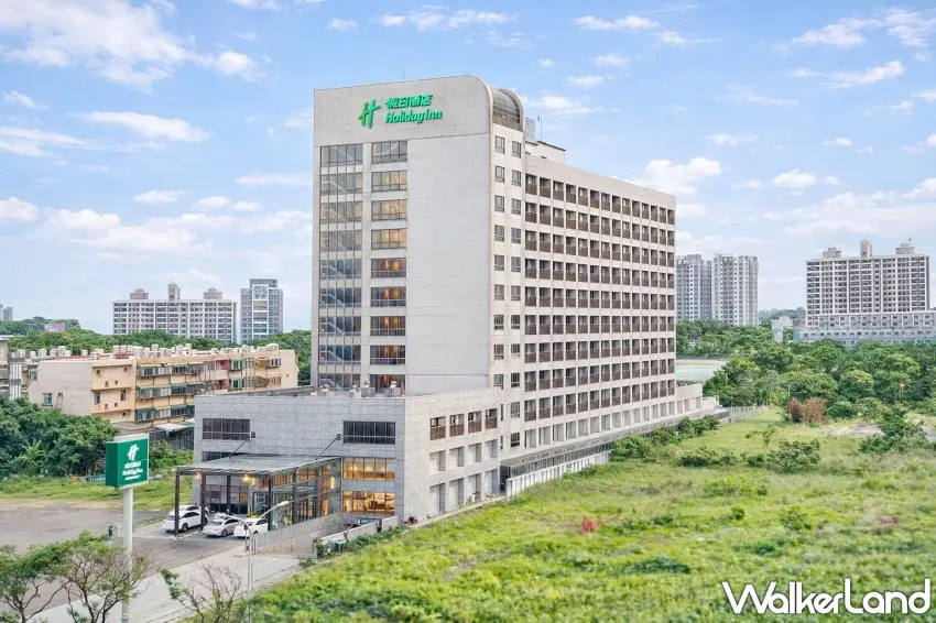 ▲坐落於國門交通樞紐的桃園機場假日酒店外觀，是國內外商務與觀光旅客的中繼度假首選。 圖／桃園機場假日酒店提供；窩客島編輯李維唐整理