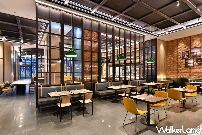 ▲台北八里福朋喜來登酒店The Mesh Kitchen全日自助餐廳採用復古磚牆與工業風鐵件點綴，呈現時髦極致的饗宴空間。 圖／台北八里福朋喜來登酒店提供；窩客島編輯李維唐整理