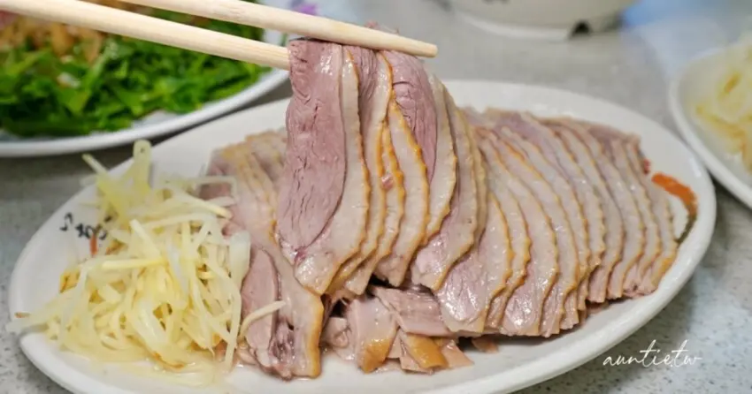 ▲「阿榮鵝肉店」主打鵝肉切盤，老闆俐落刀工讓每片鵝肉厚薄恰到好處，是老饕們必點的招牌料理。